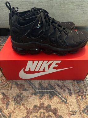 Brand New Condition Nike Men's Black Vapor Max Athletic Shoes!